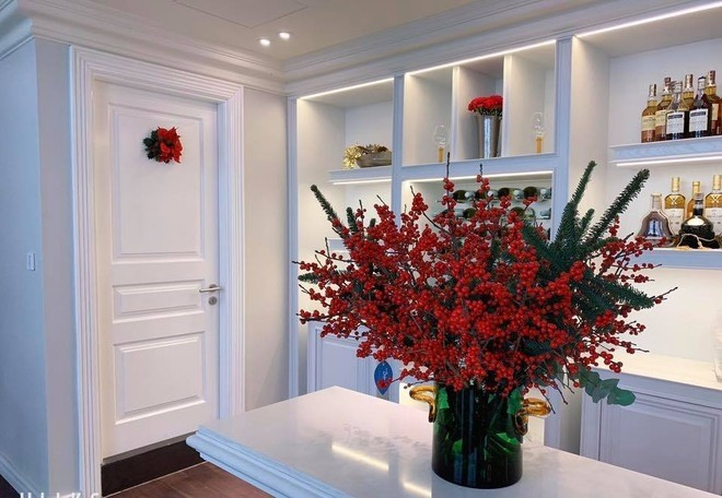 Trương Ngọc Ánh đặc biệt yêu hoa. Ảnh: FB Trương Ngọc Ánh