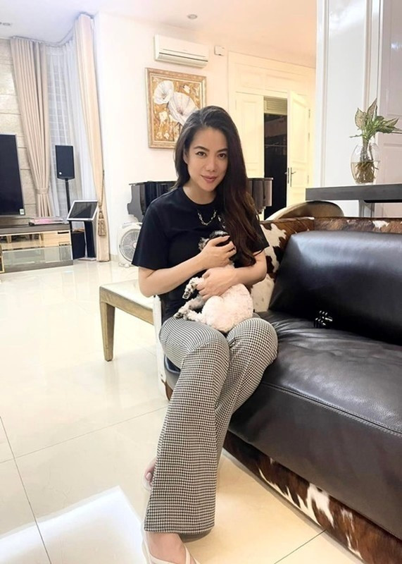 Trương Ngọc Ánh chọn những món đồ có gam màu trắng, xám, đen toát lên vẻ thanh lịch, hiện đại. Ảnh: FB Trương Ngọc Ánh