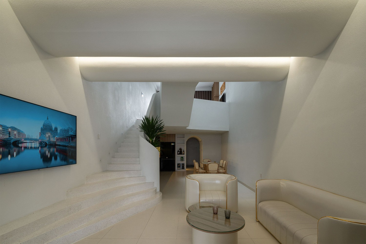 Để đối phó với khí hậu nóng ẩm của miền Trung, ngôi nhà được bổ sung các lớp đệm gồm sân trước và sân sau nhằm giảm bức xạ trực tiếp, đồng thời tạo dòng gió xuyên suốt theo phương ngang. Ảnh: Quang Trần