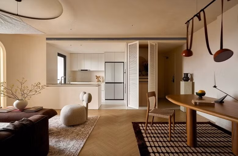 Toàn bộ không gian sử dụng gam màu trắng ngà, nâu đất và gỗ chủ đạo. Ảnh: FBNV