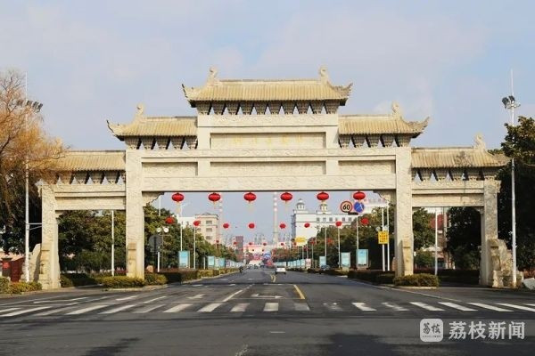 Ở phía nam của làng, nổi bật từ đằng xa là cổng đá khổng lồ, phía trên có dòng chữ mạ vàng. Ảnh: Jschina