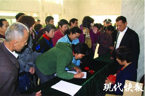 Theo tờ ChinaSmack, khoảng 600kg vàng và bạc đã được vận chuyển qua sông Dương Tử để phân phát cho người dân. Ảnh: Xhby