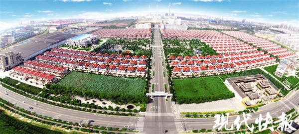 Nằm bên bờ sông Dương Tử, làng Trường Giang (ở Giang Âm, tỉnh Giang Tô, Trung Quốc) khiến nhiều người phải ghen tị bởi được bao quanh bởi dòng nước xanh biếc và những dãy biệt thự san sát. Ảnh: Xhby