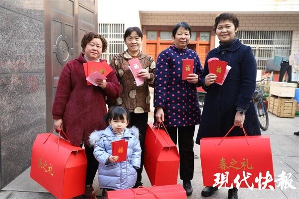 Ngoài món quà bằng vàng và bạc, người dân tại Trường Giang còn được hưởng một danh sách dài các lợi ích khác, như được trợ cấp các biệt thự có giá 68.000 NDT và 198.000 NDT (khoảng 11.000 – 31.000 USD) từ năm 2000. Ảnh: Xhby