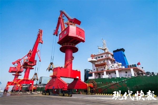 Nhờ kinh tế vững mạnh với quy mô hàng trăm tỷ, người dân làng Trường Giang thường xuyên được hưởng các chế độ ưu đãi như biệt thự, cổ phần, tiền mặt, khám sức khỏe, du lịch và nhiều phúc lợi khác... Ảnh: Xhby