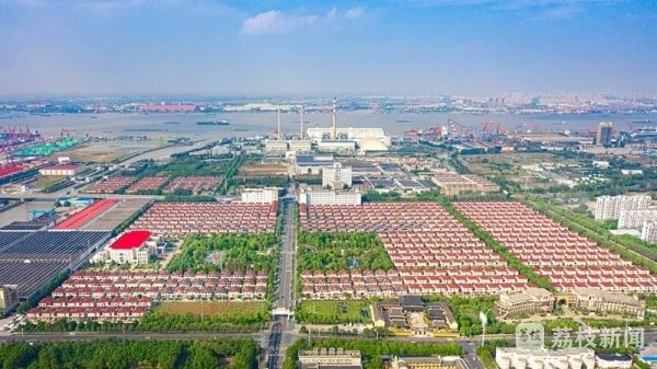 Bên cạnh đó, người dân còn được tặng tiền mặt, cổ phần trong các công ty trong làng và cổ tức hàng năm, đồng thời được cấp miễn phí một lượng điện, nước, khí đốt và phiếu giảm giá thực phẩm hàng tháng. Ảnh: Ourjiangsu