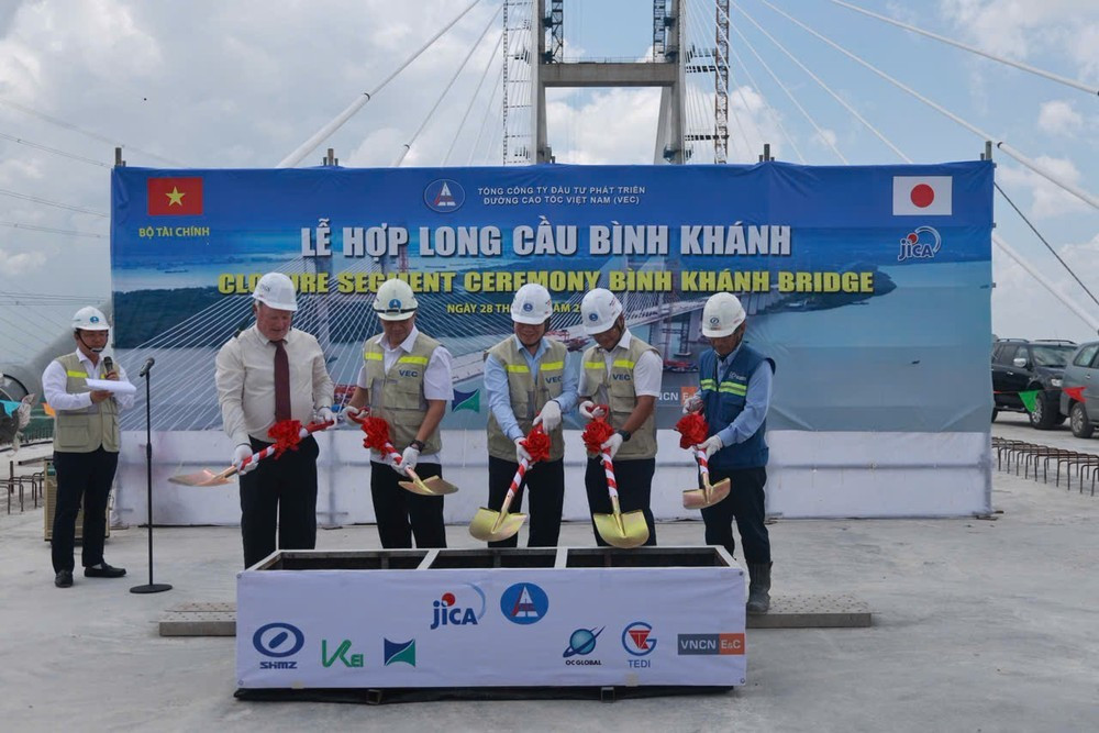 Các đại biểu thực hiện nghi thức hợp long cầu.