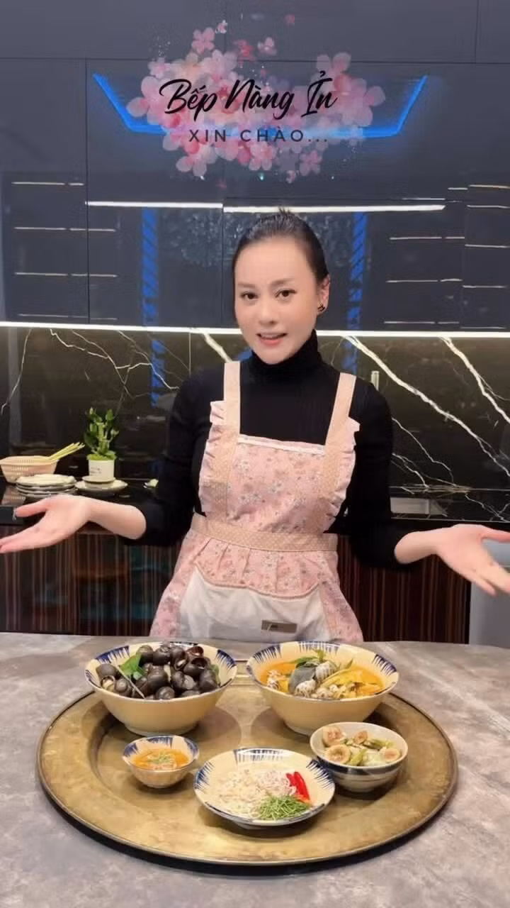 Có những hôm, Phương Oanh dành 4 tiếng đồng hồ chuẩn bị bữa ăn, ngay cả khi đang mang thai, rồi tự tay bày biện để chồng thưởng thức. Ảnh: FBNV