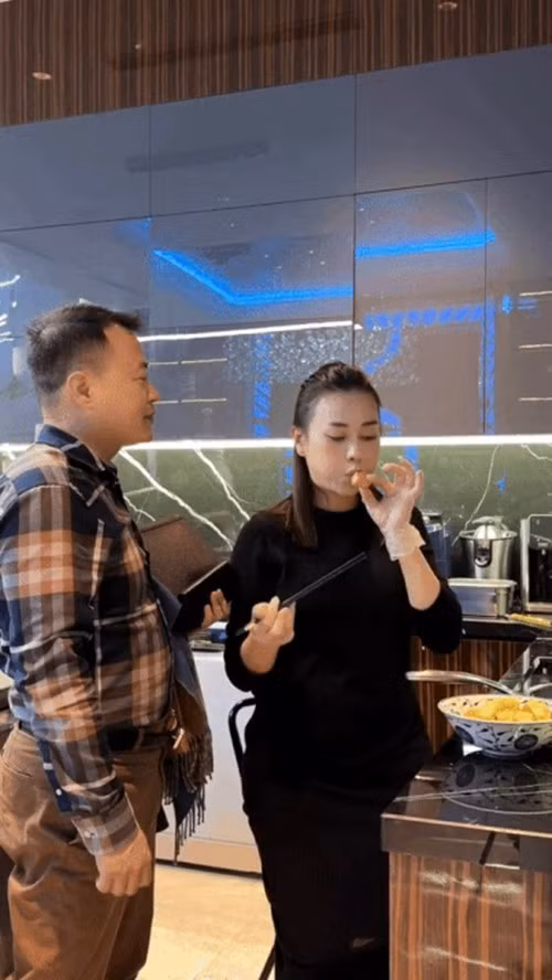 Gian bếp được phủ tông đen - xám chủ đạo, mang đến cảm giác hiện đại, sang trọng. Ảnh: FBNV