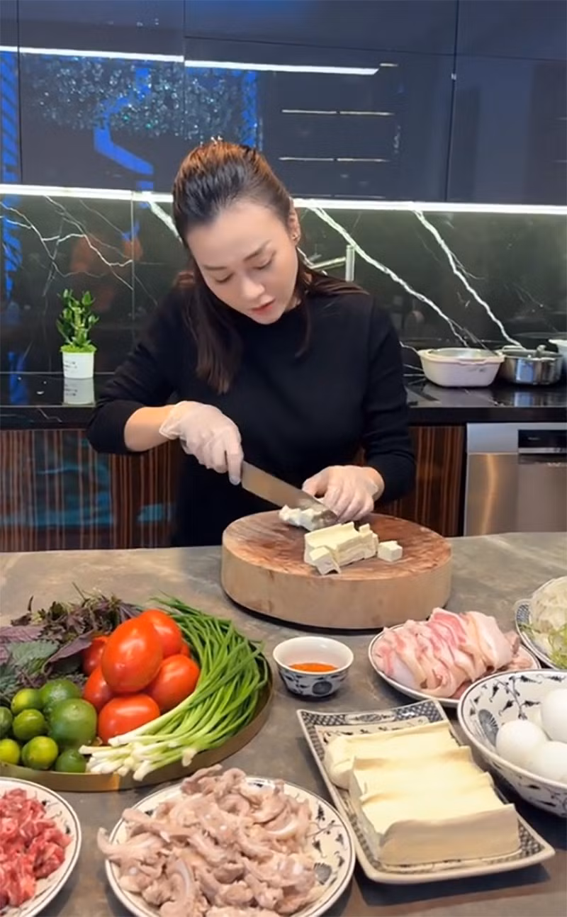 Nữ diễn viên có niềm đam mê bếp núc, chia sẻ quá trình nấu những món ăn từ truyền thống đến cầu kỳ. Ảnh: FBNV