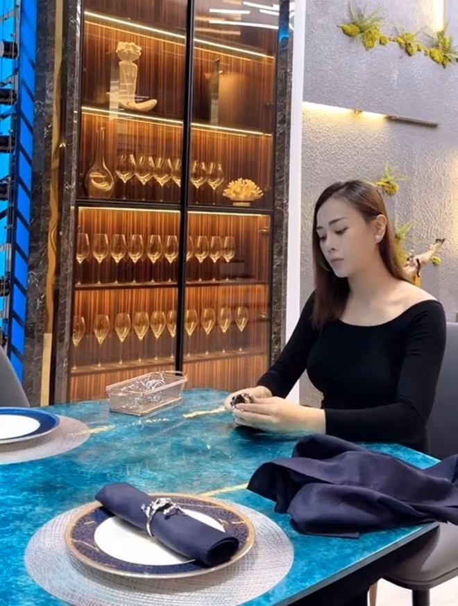 Bộ sưu tập chén đĩa của Phương Oanh cũng gây chú ý, từ gốm sứ Âu viền vàng sang trọng, gốm Bát Tràng giả cổ cho tới đĩa gà men xanh lam cổ điển...Ảnh: FBNV