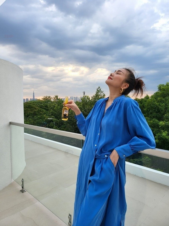 Sân thượng có tông trắng hài hòa với kiến trúc tổng thể. Ảnh: FBNV