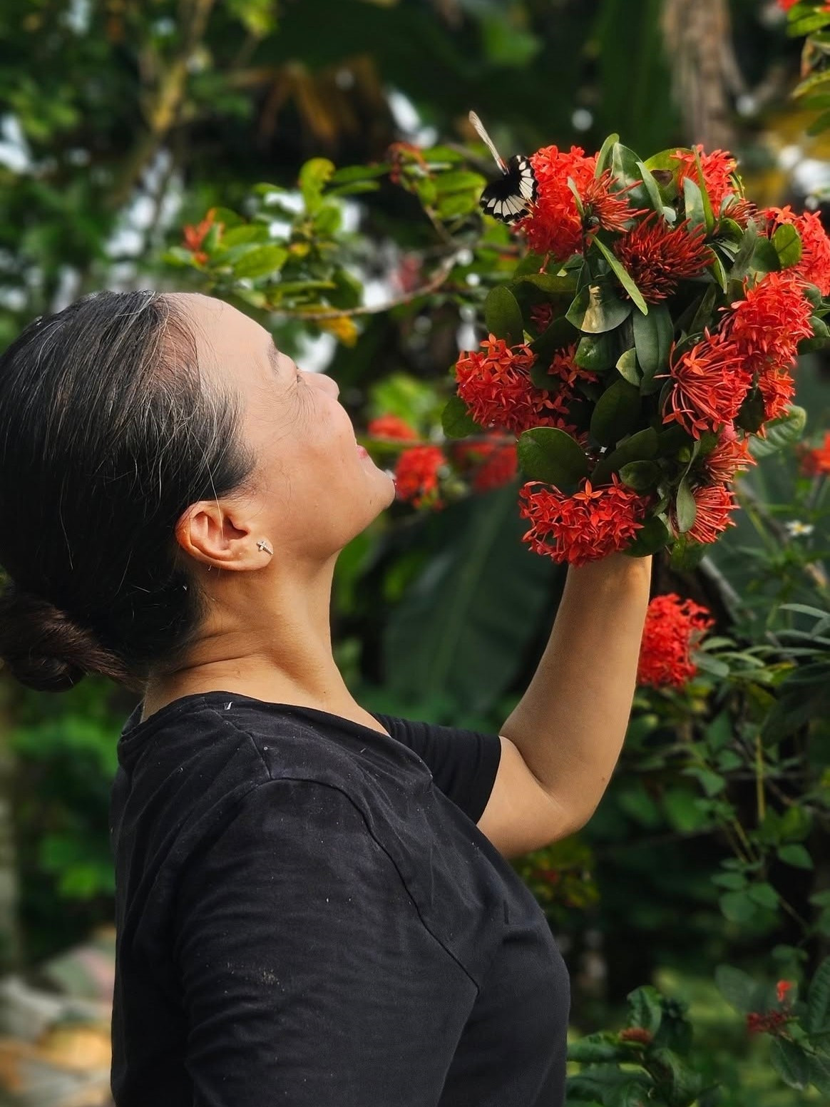 Ngoài ra, Tú Oanh còn trồng nhiều loại hoa như hồng, cúc, mẫu đơn...Ảnh: FB Oanh Le Tu