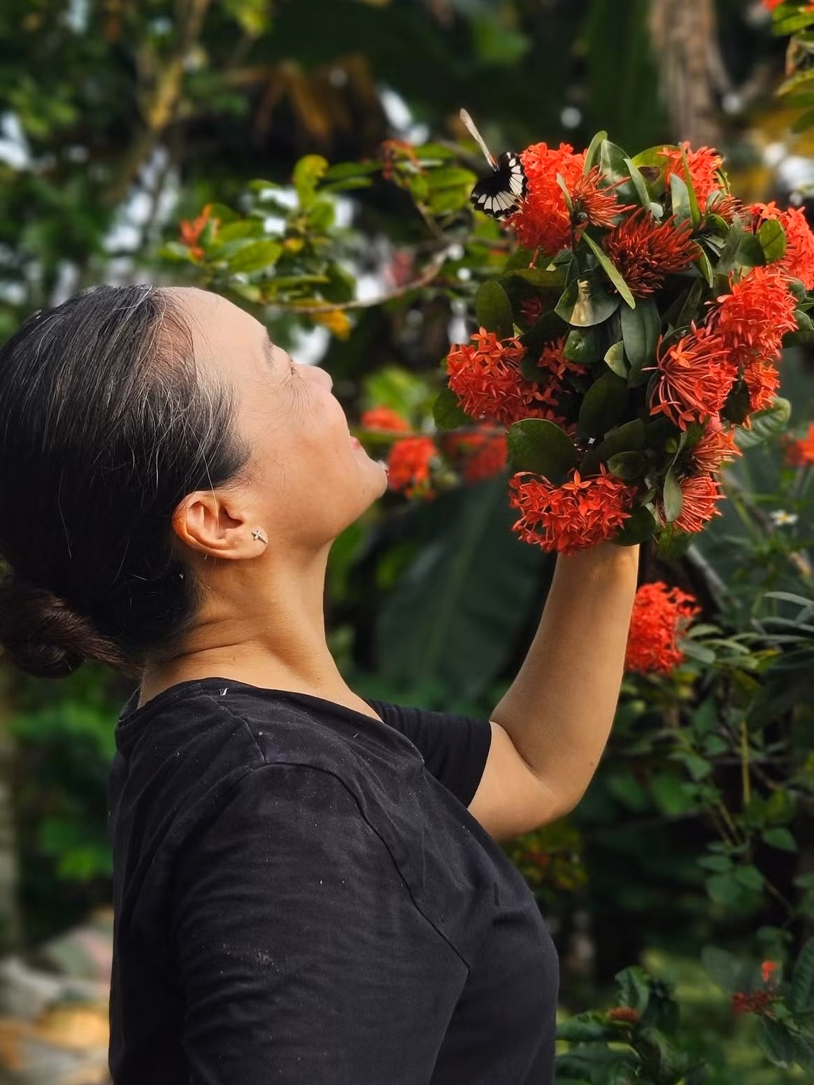 Ngoài ra, Tú Oanh còn trồng nhiều loại hoa như hồng, cúc, mẫu đơn...Ảnh: FB Oanh Le Tu