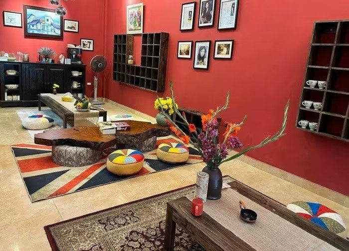 Hiện tại, gia đình nữ diễn viên sinh sống chủ yếu ở Hà Nội. Qua một số hình ảnh được chia sẻ, có thể thấy phòng khách nổi bật với mảng tường đỏ kết hợp nội thất gỗ. Ảnh: FB Đinh Thị Thúy Hà