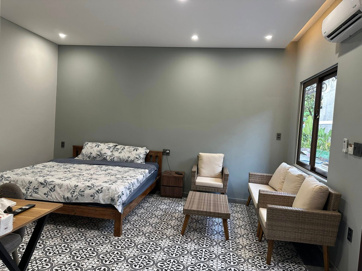 Dù diện tích nhỏ, không gian vẫn được bố trí đầy đủ công năng với sofa, bếp nấu, bàn ăn và các khu sinh hoạt cần thiết. Ảnh: FB Đinh Thị Thúy Hà