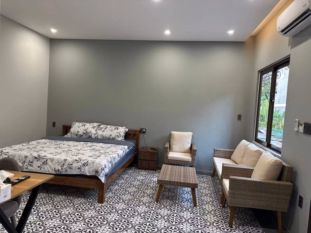 Dù diện tích nhỏ, không gian vẫn được bố trí đầy đủ công năng với sofa, bếp nấu, bàn ăn và các khu sinh hoạt cần thiết. Ảnh: FB Đinh Thị Thúy Hà