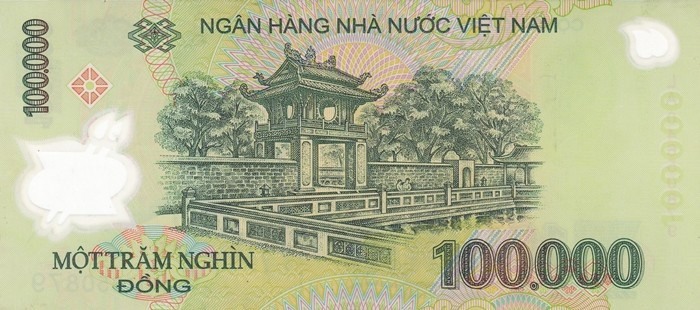 Phát hành năm 2004, tờ tiền 100.000 đồng có màu xanh lá cây đậm, mặt sau in phong cảnh Văn Miếu - Quốc Tử Giám. Ảnh: Internet