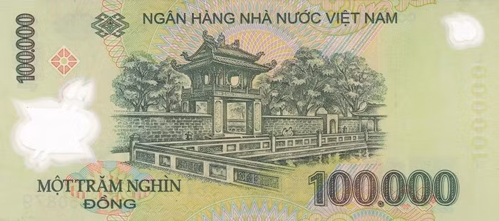 Phát hành năm 2004, tờ tiền 100.000 đồng có màu xanh lá cây đậm, mặt sau in phong cảnh Văn Miếu - Quốc Tử Giám. Ảnh: Internet