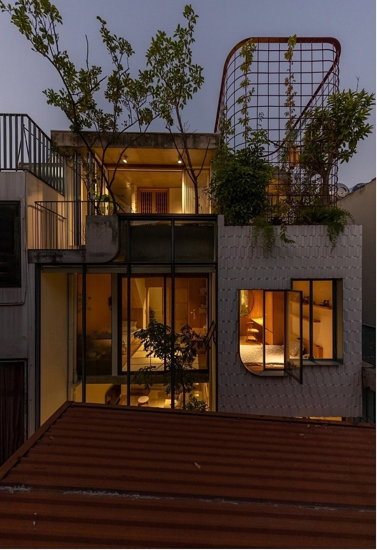 Công trình mới được xây dựng như phần mở rộng của ngôi nhà hoàn thành năm 2021 trên khu đất liền kề, cùng thuộc sở hữu của gia đình. Ảnh: Hoàng Lê