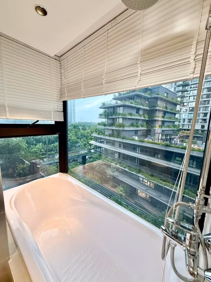 Bồn tắm rộng, có view ngắm toàn cảnh bên ngoài. Ảnh: FBNV