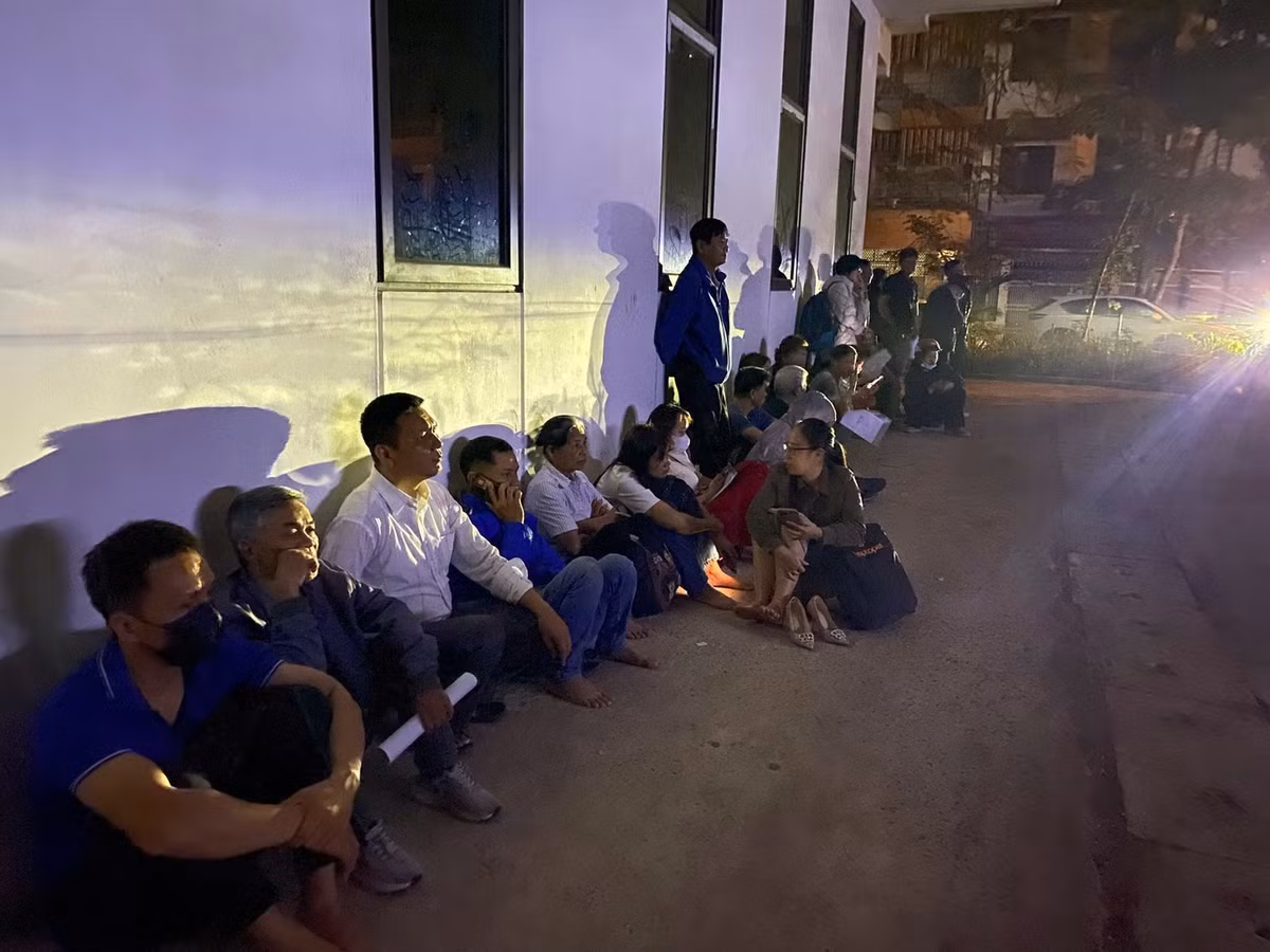 Phụ huynh xếp hàng xuyên đêm nộp hồ sơ tuyển sinh lớp 10 tại Trường THPT Phan Bội Châu. Ảnh: Ngọc Bích