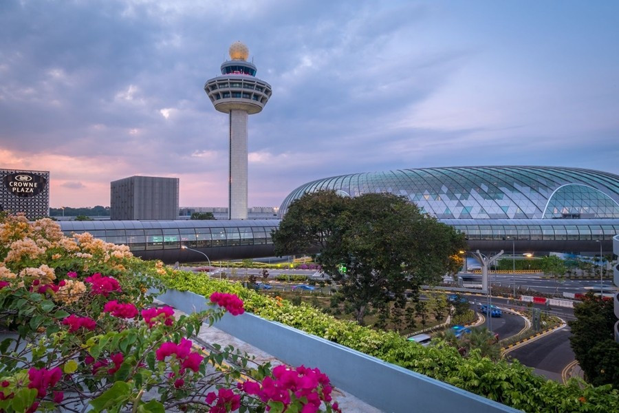 Theo Airport Technology, Changi của Singapore được coi là hình mẫu điển hình về sân bay trung chuyển. Dự án sân bay Changi được quyết định xây dựng từ năm 1975 để thay sân bay Paya Lebar quá tải. Ảnh: Architecturaldigest