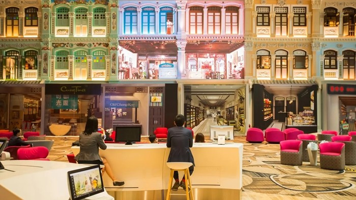 Sân bay Changi còn có một trung tâm thương mại kết hợp, biến nơi đây thành một khu phức hợp giải trí và mua sắm khổng lồ mang tên Jewel Changi. Ảnh: Getty Images