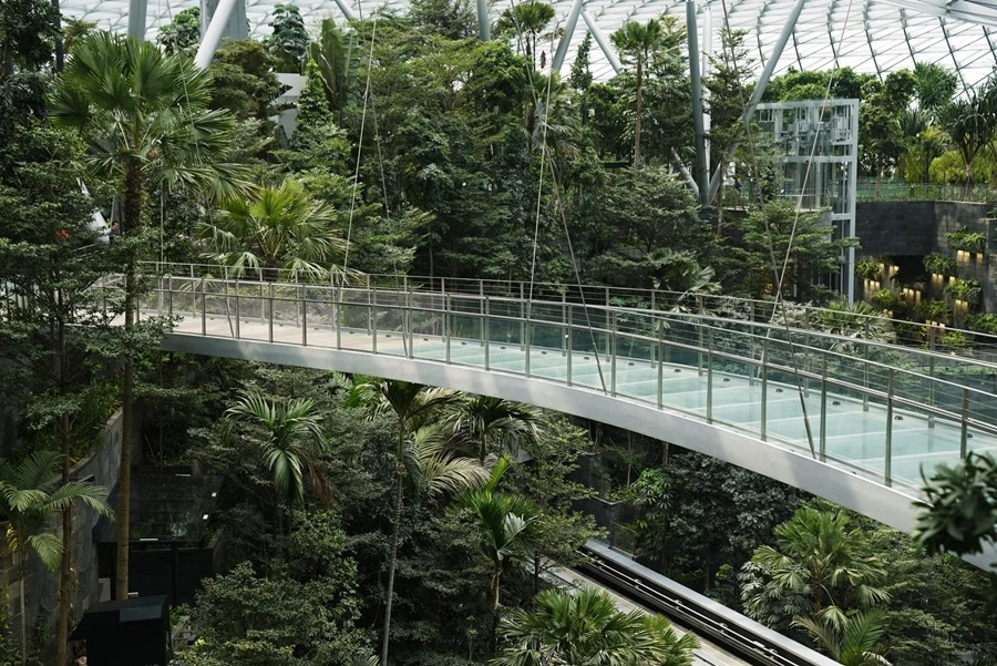 Không chỉ là một trạm trung chuyển hàng không, sân bay Changi còn là điểm đến với trải nghiệm đẳng cấp. Ảnh: Architecturaldigest