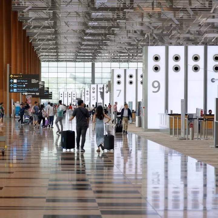 Việc tự động hóa giúp giảm 40% thời gian xếp hàng. Qua đó, sân bay tiết kiệm được nguồn kinh phí khổng lồ từ việc cắt giảm nhân sự kiểm soát thủ công. Ảnh: Changi Airport