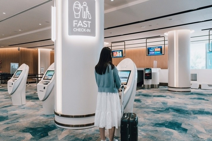 Sân bay Changi ứng dụng hệ thống Hành trình nhanh chóng và liền mạch (FAST) cho phép hành khách tự động ký gửi hành lý, qua cổng xuất nhập cảnh và lên máy bay hoàn toàn bằng nhận diện khuôn mặt, không cần dùng đến hộ chiếu. Ảnh: Interiordesign