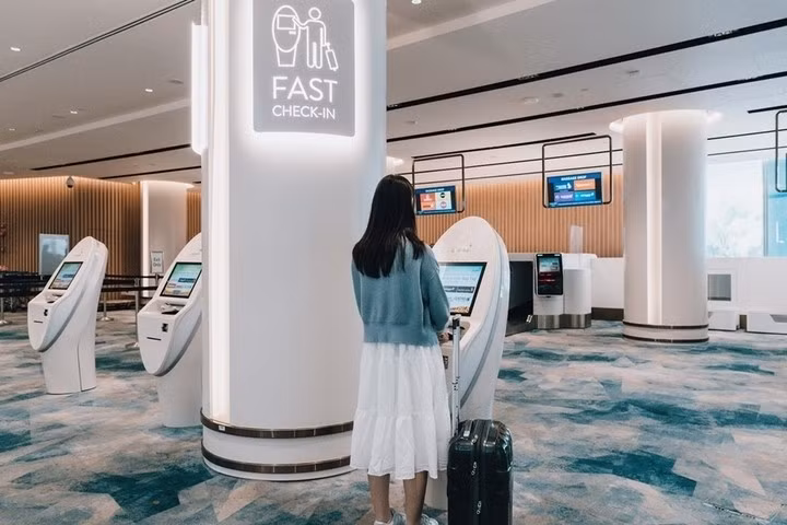 Sân bay Changi ứng dụng hệ thống Hành trình nhanh chóng và liền mạch (FAST) cho phép hành khách tự động ký gửi hành lý, qua cổng xuất nhập cảnh và lên máy bay hoàn toàn bằng nhận diện khuôn mặt, không cần dùng đến hộ chiếu. Ảnh: Interiordesign