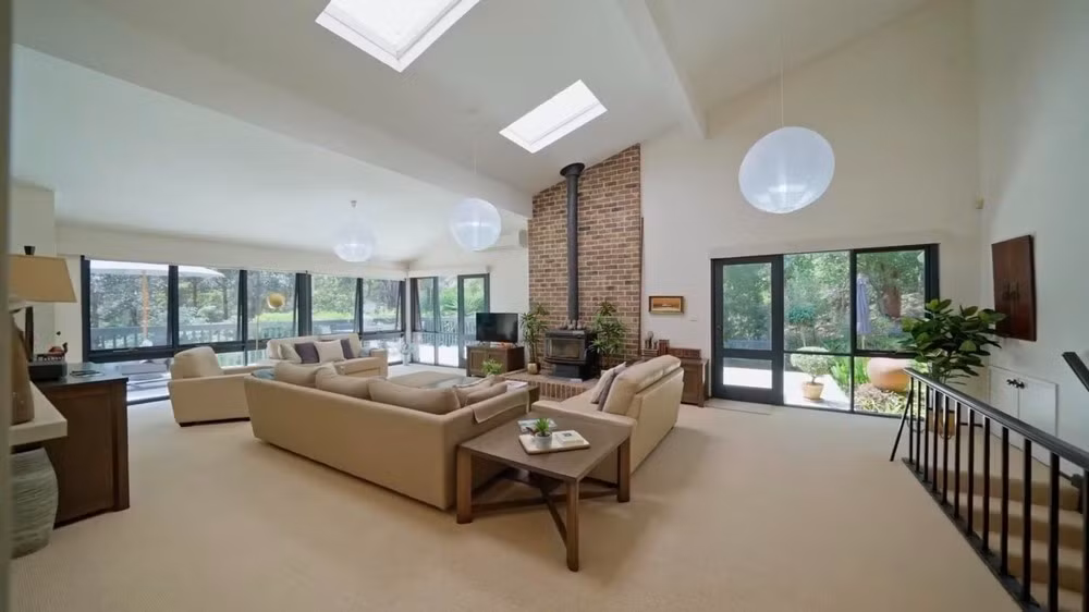 Bên trong biệt thự gồm 3 phòng khách (một phòng lớn và hai phòng nhỏ) và 4 phòng ngủ rộng rãi, tiện nghi. Ảnh: FBNV