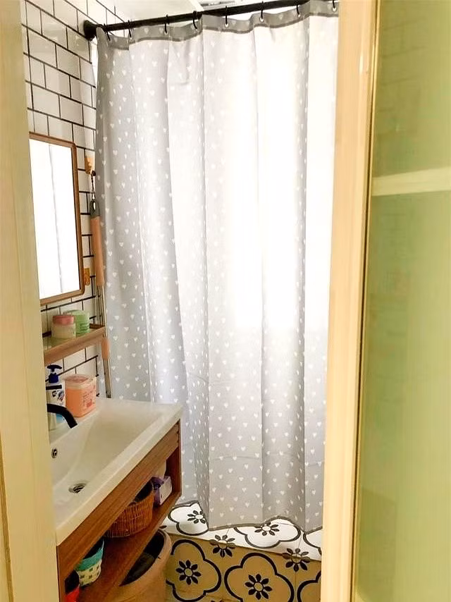 Phòng tắm 1,6×1,8m cũng tách khô – ướt bằng ván gỗ di động. Ảnh: Sohu