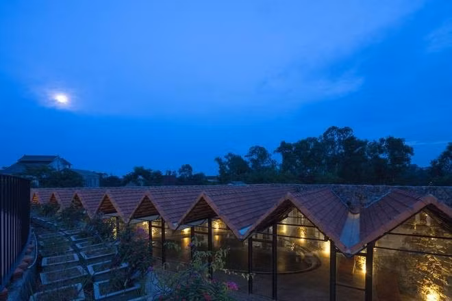 Mái thái được thiết kế xung quanh khối hình elip mô phỏng theo mái hiên của ngôi nhà cổ Việt Nam. Ảnh: Trieu Chien