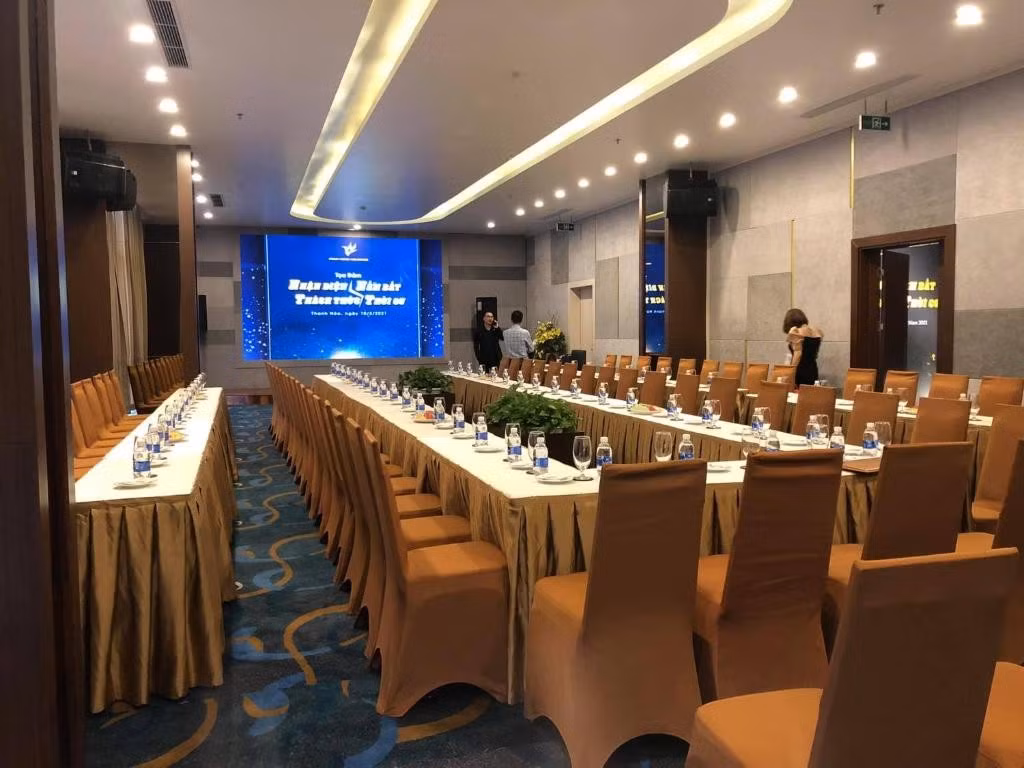 Phòng họp có sức chứa lên đến 1.000 người và các dịch vụ phụ trợ. Ảnh: Booking