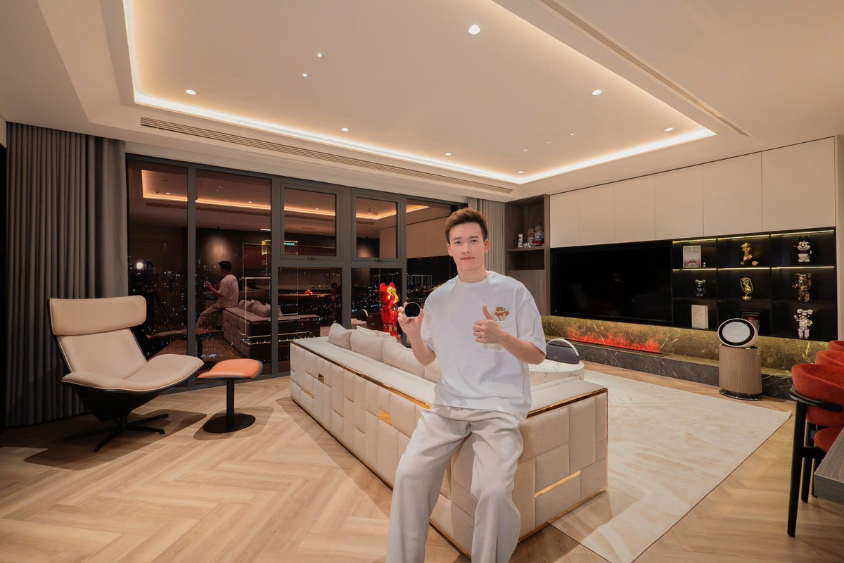 Căn hộ có thiết kế ấm áp và hiện đại, với hai gam màu nâu - be chủ đạo cùng ánh sáng mềm mại. Ảnh: FB Hoàng Đức