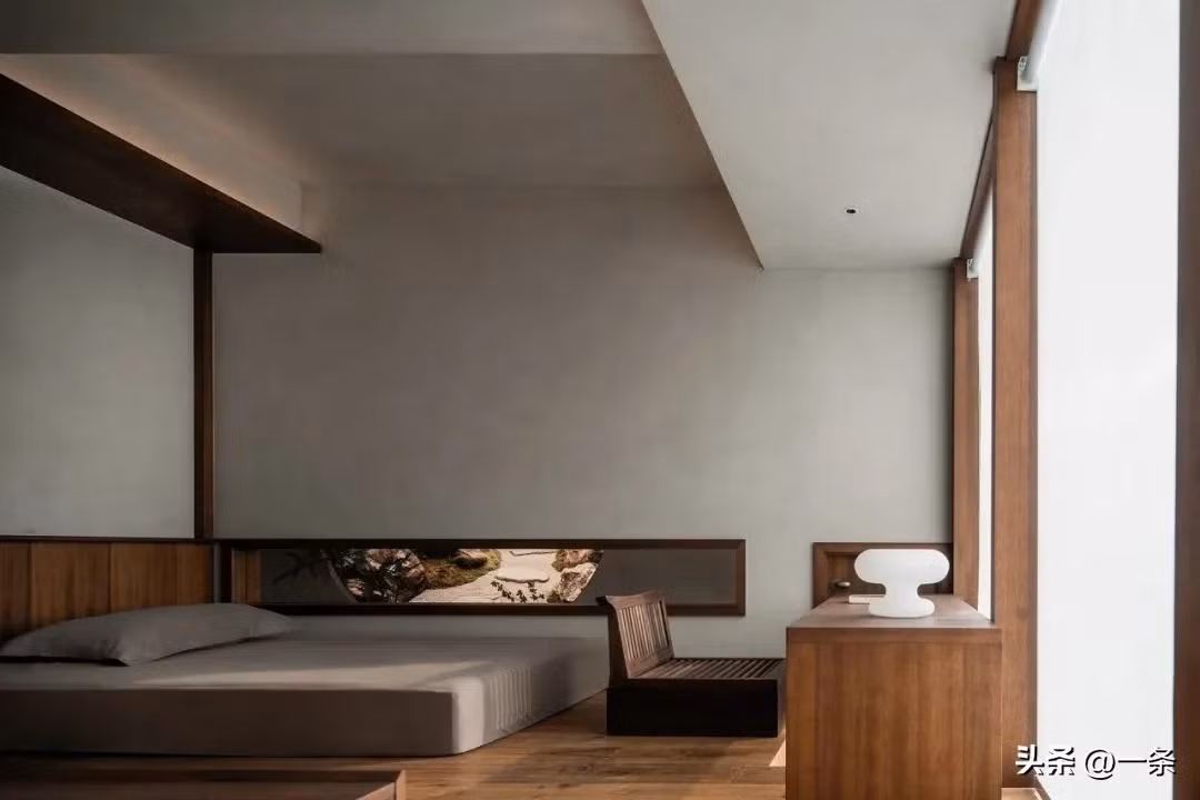 Lý Cảnh dành một ngày mỗi tuần để ở đây, ăn một bữa đơn giản, đọc một cuốn sách, hoặc chỉ ngồi thinh lặng bên cửa sổ. Ảnh: Weibo