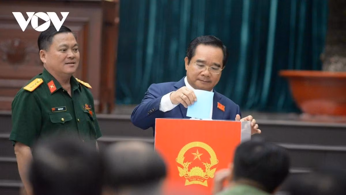 Các đại biểu HĐND TP.HCM bỏ phiếu bầu các chức danh (Ảnh: Hà Khánh)