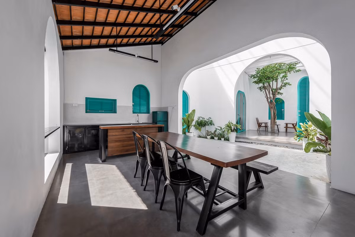 Không gian sinh hoạt chung gồm phòng khách và phòng bếp được thiết kế mở hoàn toàn, xoay lệch so với khối phòng ngủ. Ảnh: Minq Bui