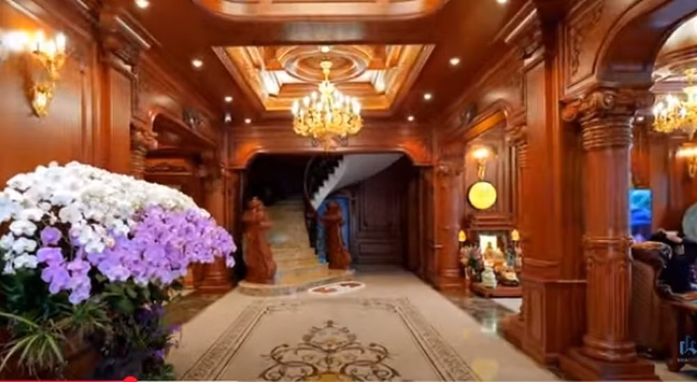 Không gian bên trong biệt thự được bao phủ toàn gỗ gõ đỏ với các chi tiết thiết kế cầu kỳ, tinh xảo. Ảnh chụp màn hình NhaF