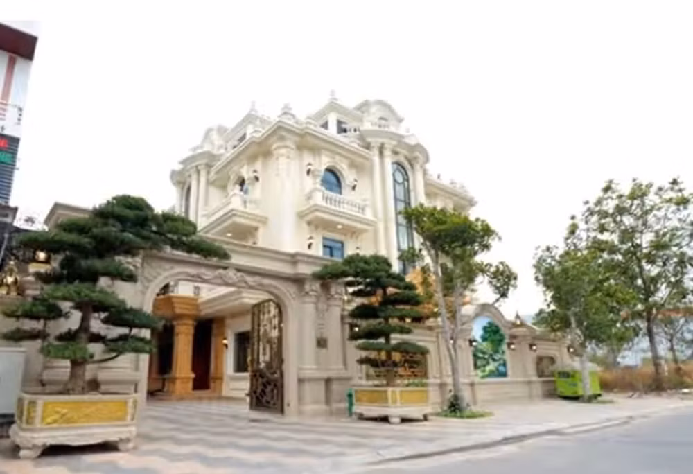 Theo giới thiệu trên kênh YouTube NhaTo, một căn biệt thự tại thành phố Móng Cái (Quảng Ninh) thu hút sự chú ý của đông đảo khán giả bởi sự bề thế, sang trọng. Ảnh chụp màn hình NhaF