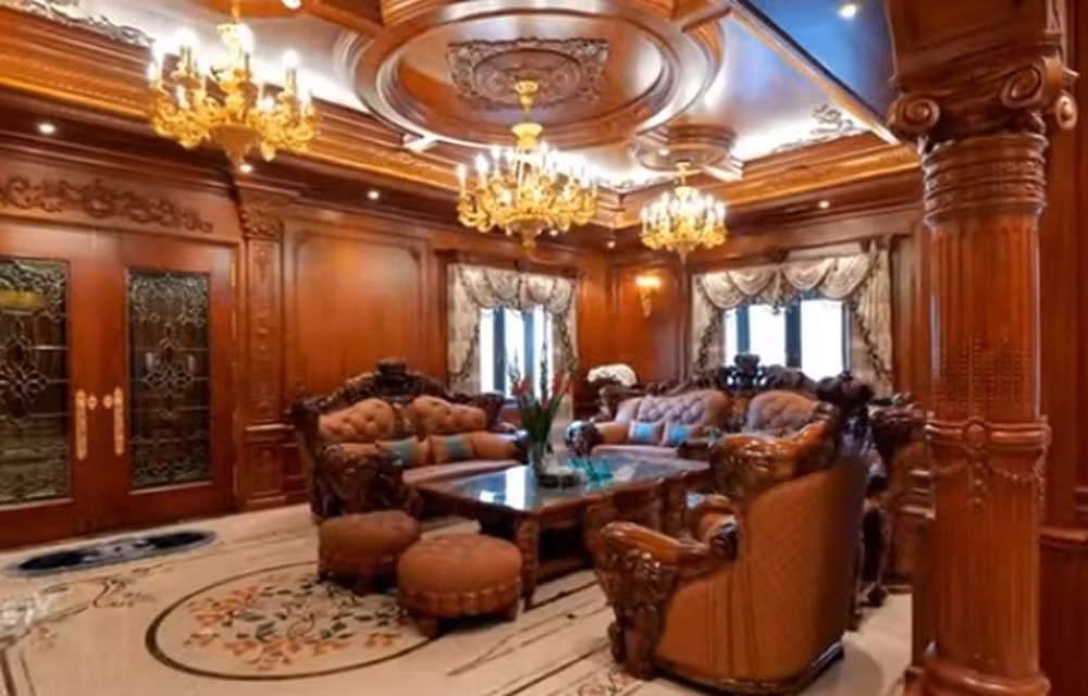 Phòng khách nổi bật với bộ sofa làm từ gỗ mun chạm trổ tinh tế. Ảnh chụp màn hình NhaF