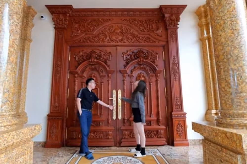 Biệt thự gồm 4 tầng, cửa ra vào đồ sộ bằng gỗ gõ đỏ. Ảnh chụp màn hình NhaF