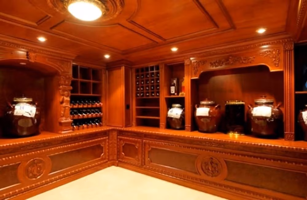 Điểm đặc biệt trong nhà là hầm rượu rộng khoảng 20m2, nơi lưu trữ những chai rượu quý giá, phục vụ những dịp đặc biệt. Ảnh chụp màn hình NhaF >>> Mời độc giả xem video: Hà Nội kiểm tra hơn 1.000 căn biệt thự cũ. Nguồn: VTV24