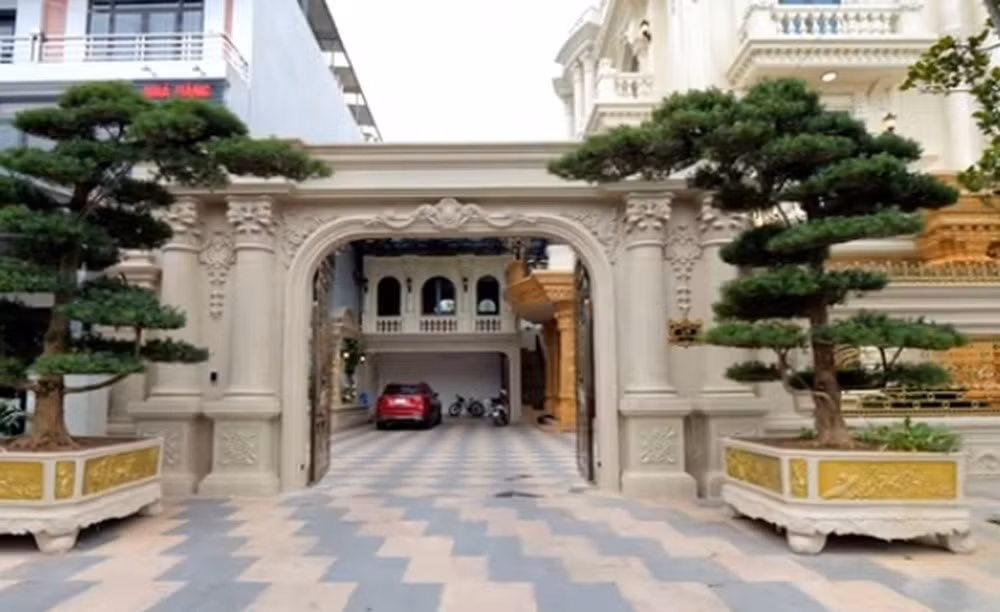 Cổng vào được chế tác từ nhôm đúc, vững chãi, phù hợp với vẻ đồ sộ của toàn bộ công trình. Ảnh chụp màn hình NhaF