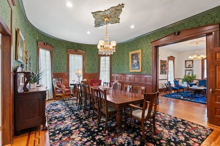 Bàn ăn dài bằng gỗ. Ảnh: Giadinhxahoi