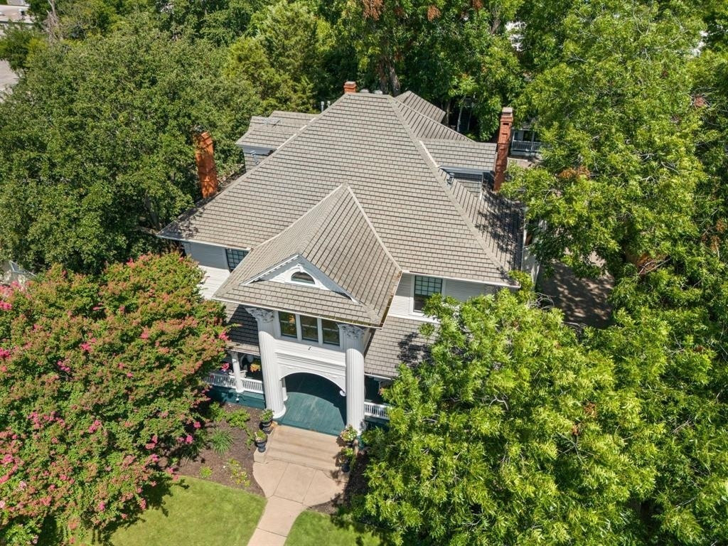 Bố mẹ và gia đình 2 em gái của Ngô Mỹ Uyên đã chuyển vào biệt thự ở. Còn Ngô Mỹ Uyên vẫn định cư ở Ý cùng chồng con. Ảnh: Facebook