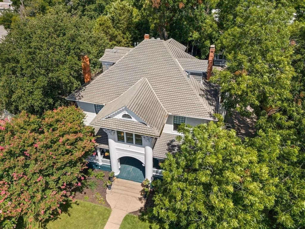 Bố mẹ và gia đình 2 em gái của Ngô Mỹ Uyên đã chuyển vào biệt thự ở. Còn Ngô Mỹ Uyên vẫn định cư ở Ý cùng chồng con. Ảnh: Facebook