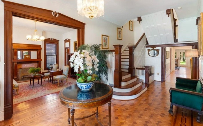 Ngôi nhà trải qua nhiều lần cải tạo nhưng vẫn giữ vẻ đẹp cổ điển. Ảnh: Facebook